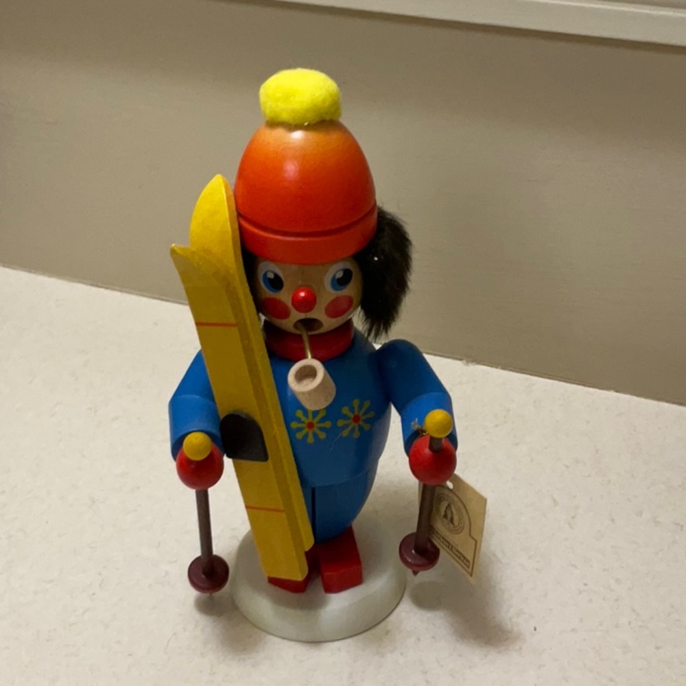 Beautiful Skier Smoker from Germany!  Vintage and mint condition.  Colors great!